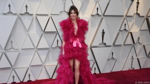 Linda Cardellini verschwand unter einem Haufen pinkfarbener Rüschen