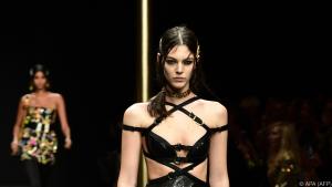Bondage-Bustier-Elemente luden die Versace-Kollektion erotisch auf