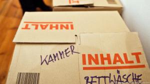 Am besten schreibt man auf die Umzugskartons, in welches Zimmer sie gehören