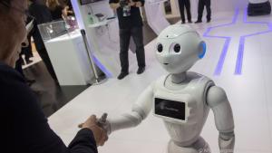 Roboter Pepper ist auf dem MWC in Barcelona zum Händeschütteln abkommandiert