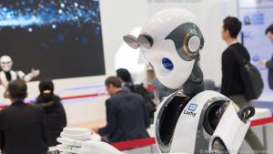 Der Service-Roboter XR-1 serviert Besuchern auf dem MWC Kaffee