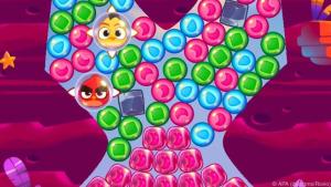 Das Spiel bringt die Vögel in einer Art "Candy Crush"-Setting zurück