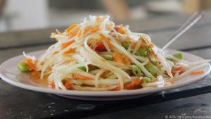 Grüner Papaya-Salat (Som Tam) sieht harmlos aus, ist aber höllisch scharf