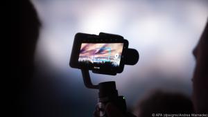 Ein Gimbal hält Smartphones beim Filmen in einer stabilen Position