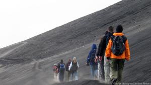 Unterwegs durch schwarze Vulkanasche: Touristen am Ätna