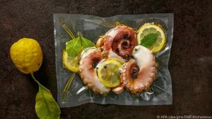 Der Pulpo wird zusammen mit Zitronenscheiben und Gewürzmarinade vakuumiert
