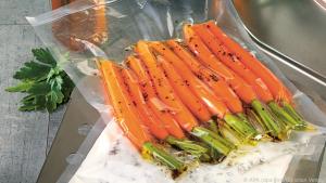 Die Karotten benötigen im Sous-Vide-Garer 45 Minuten bei 85 Grad