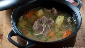 Typisch isländisch ist die Kjötsupa: Lammsuppe mit Kartoffeln und Gemüse