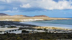 Blick auf Caleta und die Famara-Bucht auf Lanzarote