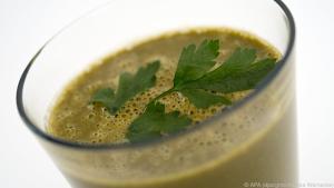Ein grüner Smoothie enthält viele Ballaststoffe, Vitamine und Mineralstoffe