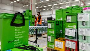Gepackte Transporttaschen beim Lebensmittellieferdienst Amazon Fresh