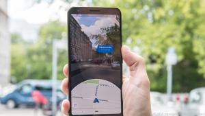 Straßenschilder und Gebäude helfen im AR-Navigationsmodus bei der Wegfindung
