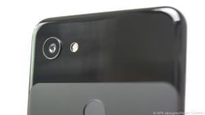 Googles Pixel 3a und 3a XL stecken in einer Hülle aus Polycarbonat