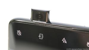 Im Selfiemodus fährt die kleine Kamera aus dem Geräterahmen aus