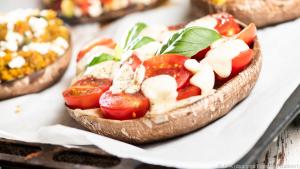 Tomaten, Basilikum und Mozzarella geben dem Portobello eine italienische Note