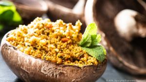 Orientalisch wird der Portobello mit Couscous, Paprika, Minze und Zitrone