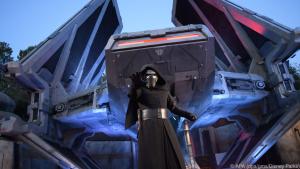 Auch Kylo Ren lässt sich in der neuen Themenwelt im Disneyland blicken