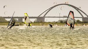 Mehr als baden: Auf Fehmarn fühlen sich auch Kitesurfer wohl
