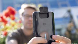 Die wohl auffälligste Besonderheit ist die elektrisch verstellbare Kamera