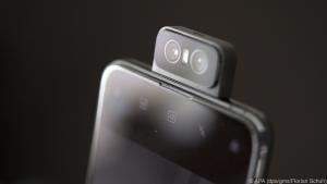 Wenn die Kamera in den Selfiemodus rotiert, ähnelt das Zenfone 6 einem Roboter