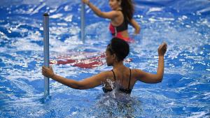 Beim "Aqua Pole Dance" kommt sogar die Tanzstange ins Wasser