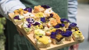Köstliche Häppchen: Kanapees mit Kräuterbutter und Hornveilchen