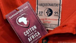 Ein Shirt mit dem Schild für die verwendete Baumwolle "Cotton Made in Africa"