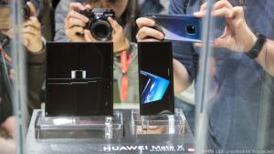 Objekt der Begierde: das Huawei Mate X auf- und zusammengeklappt