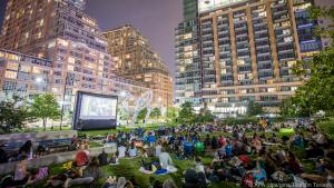 Outdoor-Kino im Liberty Village: Das Viertel gilt lockt viele junge Leute an