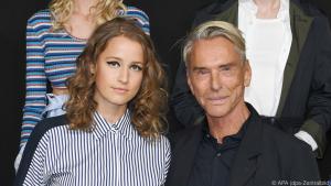 Wolfgang Joop stellt sich nach seiner Show zu den Models