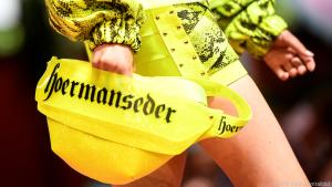Neonfarben und Puffärmel waren hervorstechende Merkmale der Kollektion