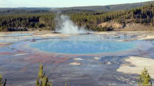 Die Grand Prismatic Spring ist eine der größten Thermalquellen der Welt