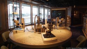 Mikroskope für die Gäste im Science Center an Bord der "Roald Amundsen"