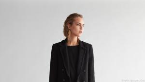 Schwarz ist eine beliebte Farbe für das monochrome Outfit