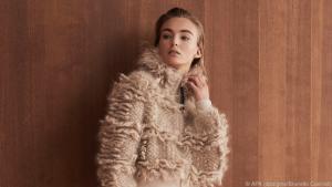 Verschiedene Stile und Materialien machen einfarbige Outfits spannend