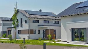 Anthrazitfarbene Dächer und Solaranlagen liegen im Trend
