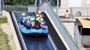 Förderband bringt Raftingboote wieder zurück zum Start