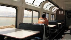 Gewölbte Panoramafenster im "Lounge Car" bieten grandiose Aussichten