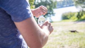 Auf Reisen ist es sinnvoll, abgefülltes Wasser zu trinken