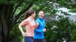 Sport kann gegen Stress helfen, der zu Kopfschmerzen führen kann