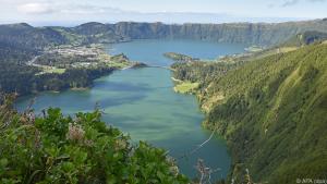 Die blaue und die grüne Lagune am Vulkan Sete Cidades