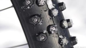Reifen mit Spikes geben auf vereisten Straßen besseren Halt