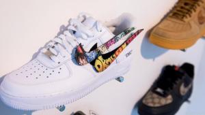 Umgebaute Turnschuhe hängen bei "Sneaker Surgery" an der Wand