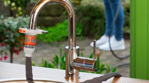 Gardenas neuer Hahnverbinder für Gärten und Balkone ohne eigenen Wasseranschluss