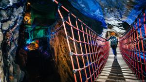 Von Höhle zu Höhle geht es weiter über Hängebrücke und Stahlseil