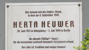 Die Gedenktafel erinnert an Herta Heuwer, die Erfinderin der Currywurst