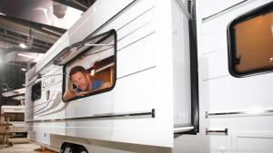 Der Cellini 750 HTD hat ein seitliches Slide-out mit Doppelbett