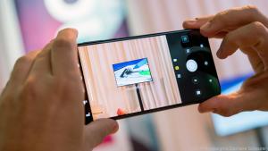 Das Motorola One Zoom von Lenovo prunkt mit seiner Kamera und OLED-Display