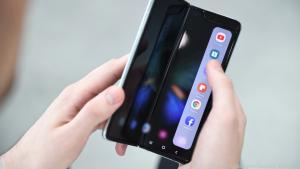 Klappt man das Galaxy Fold auf oder zu, wandern Apps auf das richtige Display