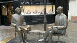 Die Bronze-Skulpturen von Oscar Wilde und Eduard Vilde in der Innenstadt